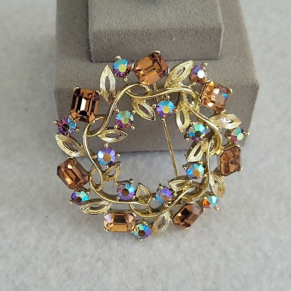Lisner Vintage Wreath Brooch Amber Rhinestone Aurora Borealis Gold Tone Pin